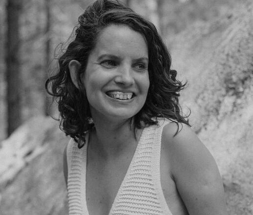 Sou uma pessoa observadora e sensível e identifico-me com a filosofia Slow como estilo de vida. Levo esta forma de estar para o lado profissional, onde sou comprometida, atenta e criativa na forma como gosto de entregar e proporcionar algo que acrescente