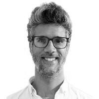 Sou apaixonado por ajudar os outros e partilhar os meus erros, aprendizagens e experiências. A minha principal motivação sempre foi a vontade de compreender as pessoas e ajudá-las a melhorar a sua experiência de vida, e a sentirem-se mais conectadas consig